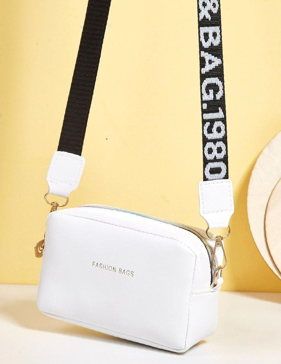 Chic White PU Leather Crossbody Bag for Girls đ¤
